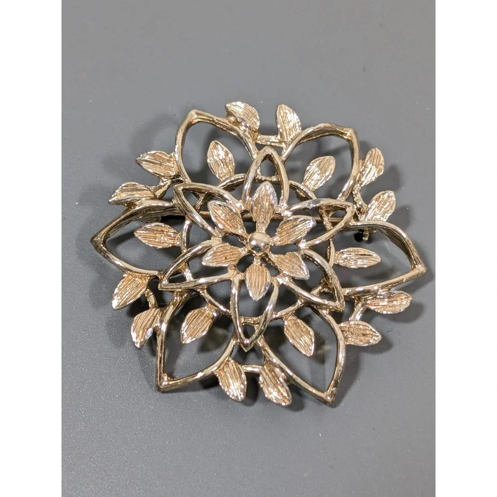 Vintage Sarah Coventry Gold Tone Filigree‎ Flower Brooch Pin Floral Openwork